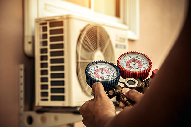 Professional Hvac technician working in Deerfield, IL
